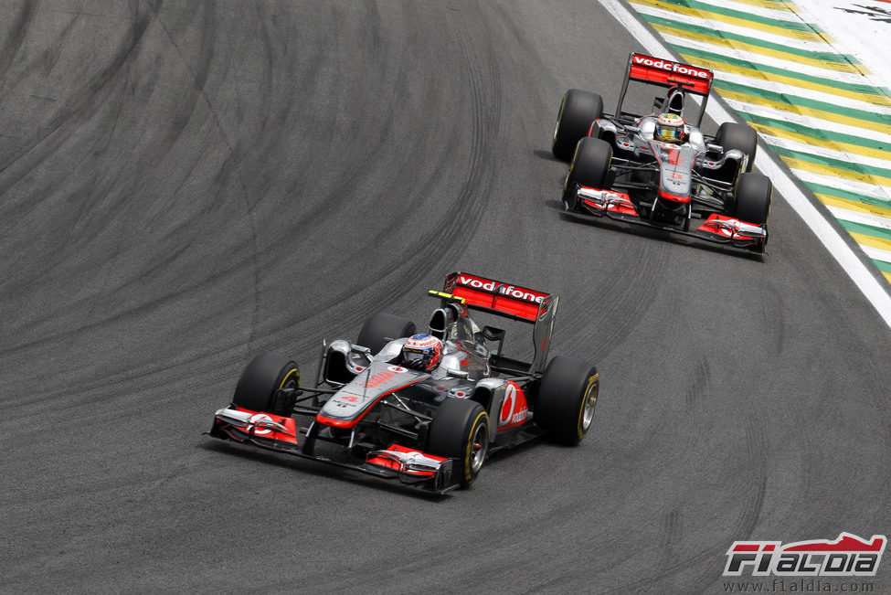 Jenson Button y Lewis Hamilton en la carrera de Interlagos 2011