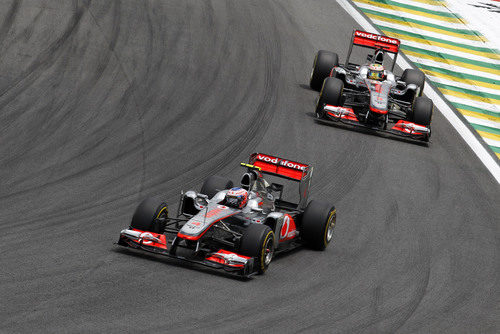 Jenson Button y Lewis Hamilton en la carrera de Interlagos 2011