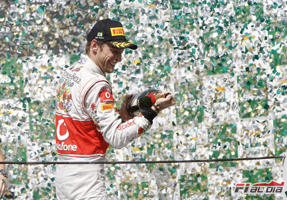 Jenson Button celebra su tercer puesto en el podio de Brasil