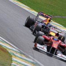 Felipe Massa por delante de Sebastian Vettel en el GP de Brasil 2011