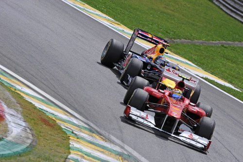 Felipe Massa por delante de Sebastian Vettel en el GP de Brasil 2011