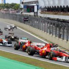 Fernando Alonso coge la línea de fuera en la salida del GP de Brasil 2011