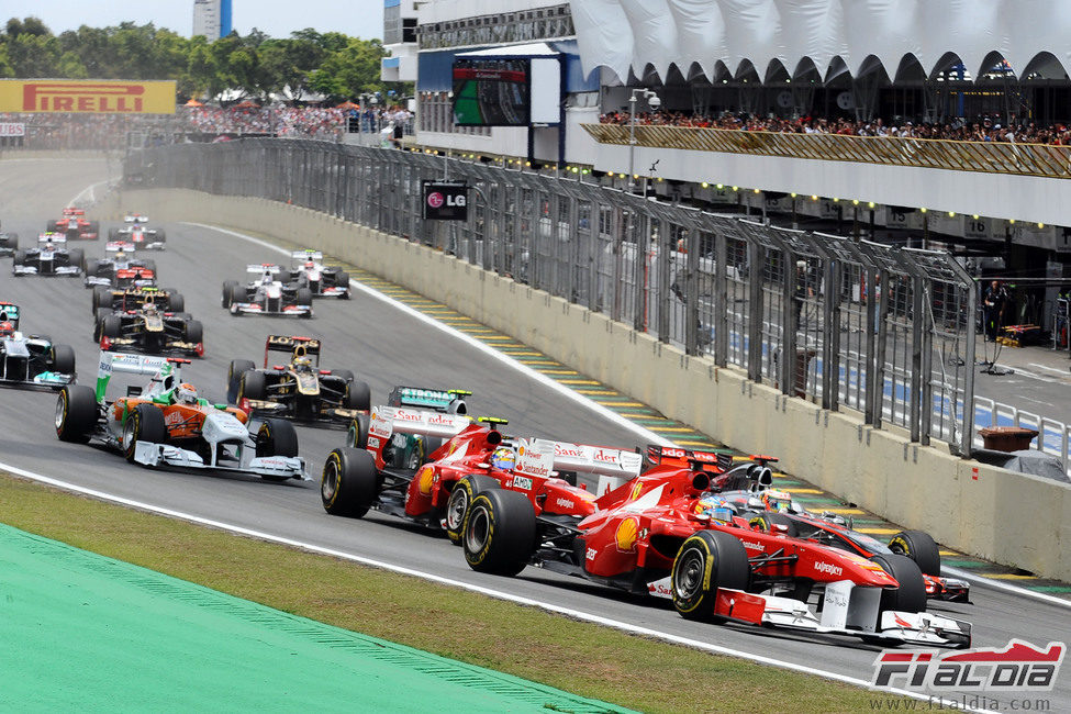 Fernando Alonso coge la línea de fuera en la salida del GP de Brasil 2011