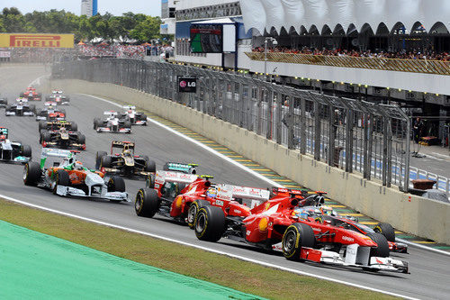 Fernando Alonso coge la línea de fuera en la salida del GP de Brasil 2011