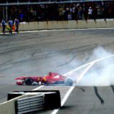 Felipe Massa hace unos 'donuts' en Interlagos