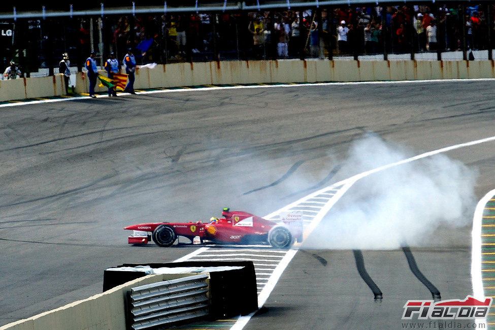 Felipe Massa hace unos 'donuts' en Interlagos