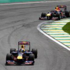 Mark Webber se acerca a Sebastian Vettel en la carrera del GP de Brasil 2011