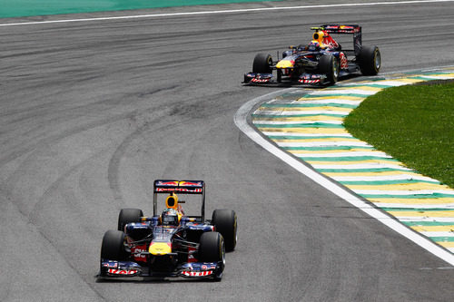 Mark Webber se acerca a Sebastian Vettel en la carrera del GP de Brasil 2011