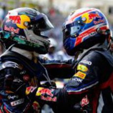 Sebastian Vettel y Mark Webber se abrazan en Brasil 2011