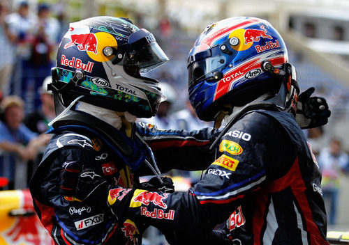 Sebastian Vettel y Mark Webber se abrazan en Brasil 2011