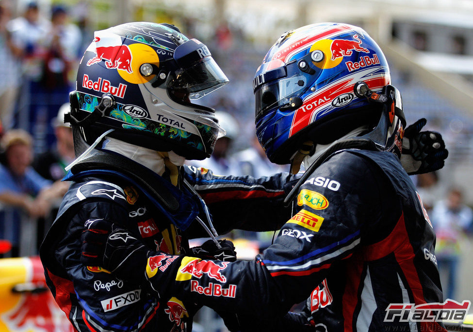 Sebastian Vettel y Mark Webber se abrazan en Brasil 2011