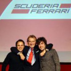 Luca di Montezemolo abraza a Fernando Alonso y Felipe Massa