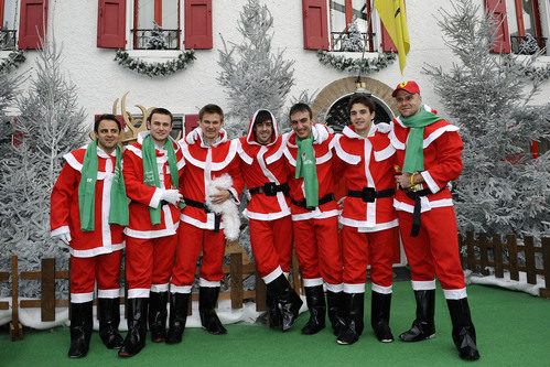 Los pilotos de Ferrari se visten de ayudantes de Papá Noel