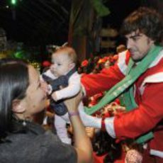 Fernando Alonso se acercó a los niños en Maranello