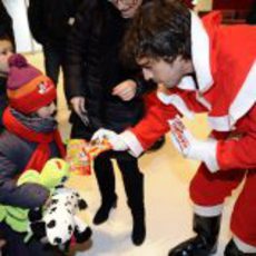 Alonso regala golosinas a los niños de Maranello