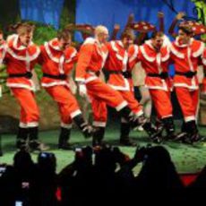 Los ayudantes de Papá Noel bailan en Maranello