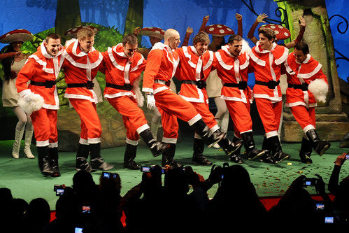 Los ayudantes de Papá Noel bailan en Maranello