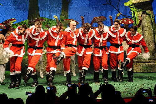 Fernando Alonso baila vestido de Papá Noel junto a sus compañeros