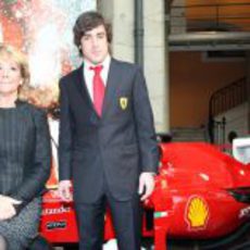 Esperanza Aguirre y Fernando Alonso junto a una réplica del 150º Italia