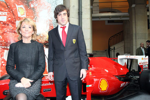 Esperanza Aguirre y Fernando Alonso junto a una réplica del 150º Italia