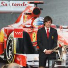 Fernando Alonso recibe el premio otorgado por la Comunidad de Madrid