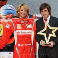 Aguirre con el mono de Ferrari y Alonso con su premio