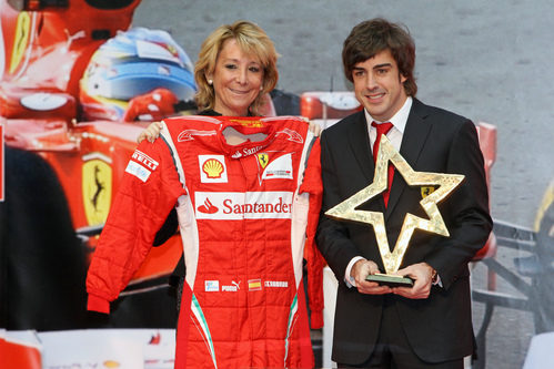 Aguirre con el mono de Ferrari y Alonso con su premio