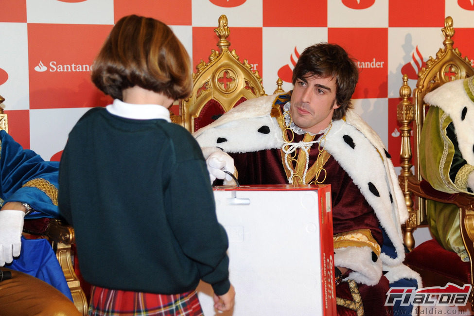 Fernando Alonso da regalos a los niños
