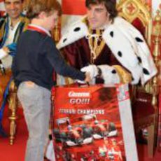 Alonso entrega dos Ferrari y un circuito a los niños