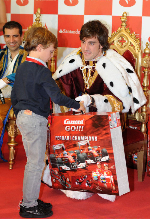 Alonso entrega dos Ferrari y un circuito a los niños