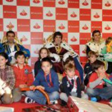 Gené, Alonso y De la Rosa con los niños