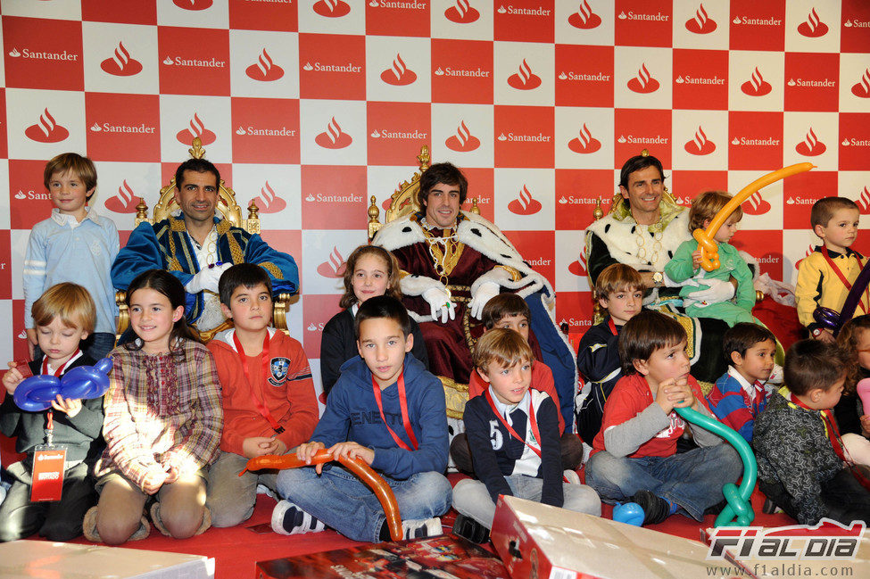 Gené, Alonso y De la Rosa con los niños