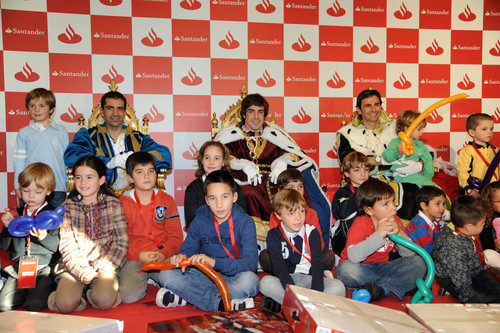 Gené, Alonso y De la Rosa con los niños