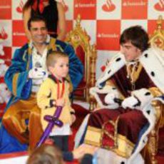 Marc Gené y Fernando Alonso junto a uno de lo niños