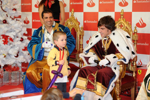 Marc Gené y Fernando Alonso junto a uno de lo niños