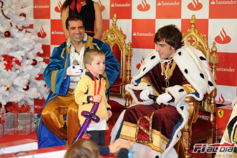 Marc Gené y Fernando Alonso junto a uno de lo niños