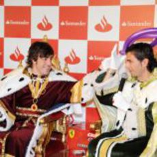 Fernando Alonso pone la corona a Pedro de la Rosa