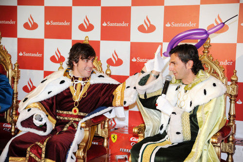 Fernando Alonso pone la corona a Pedro de la Rosa