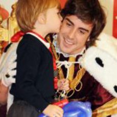 Fernando Alonso recibe el beso de un niño