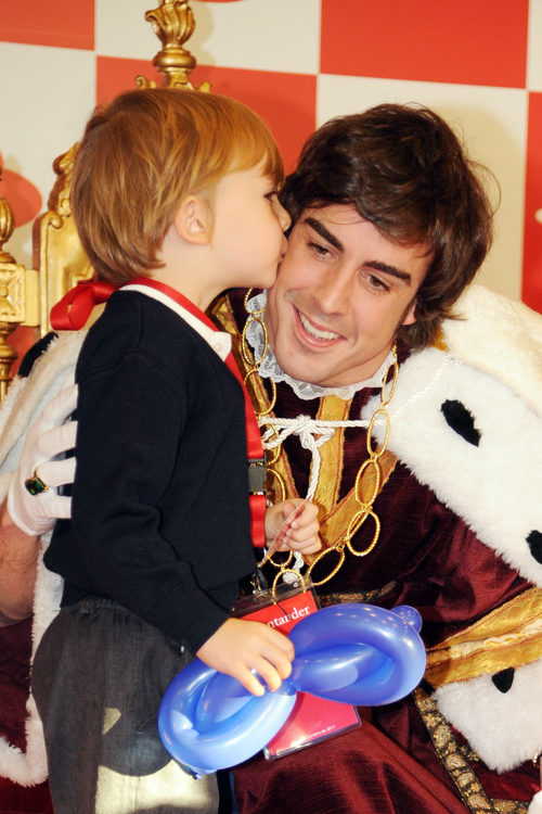 Fernando Alonso recibe el beso de un niño