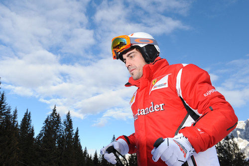 Fernando Alonso bien abrigado en el 'Wrooom 2012'