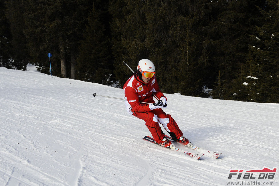 Alonso se desliza por la nieve en Madonna di Campiglio