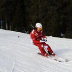 Alonso se desliza por la nieve en Madonna di Campiglio