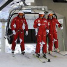 Felipe Massa es acompañado a la pista de esquí