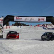 Los Ferrari FF bajan por la pista nevada