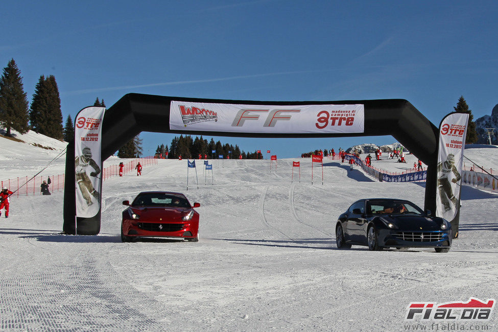 Los Ferrari FF bajan por la pista nevada