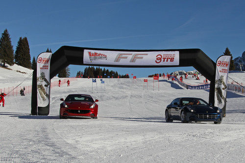 Los Ferrari FF bajan por la pista nevada