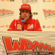 Fernando Alonso atiende a la prensa en el 'Wrooom 2012'