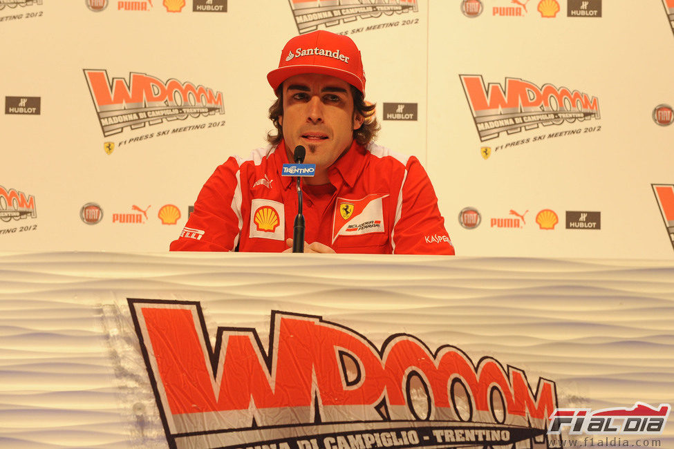 Fernando Alonso atiende a la prensa en el 'Wrooom 2012'
