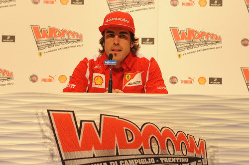 Fernando Alonso atiende a la prensa en el 'Wrooom 2012'